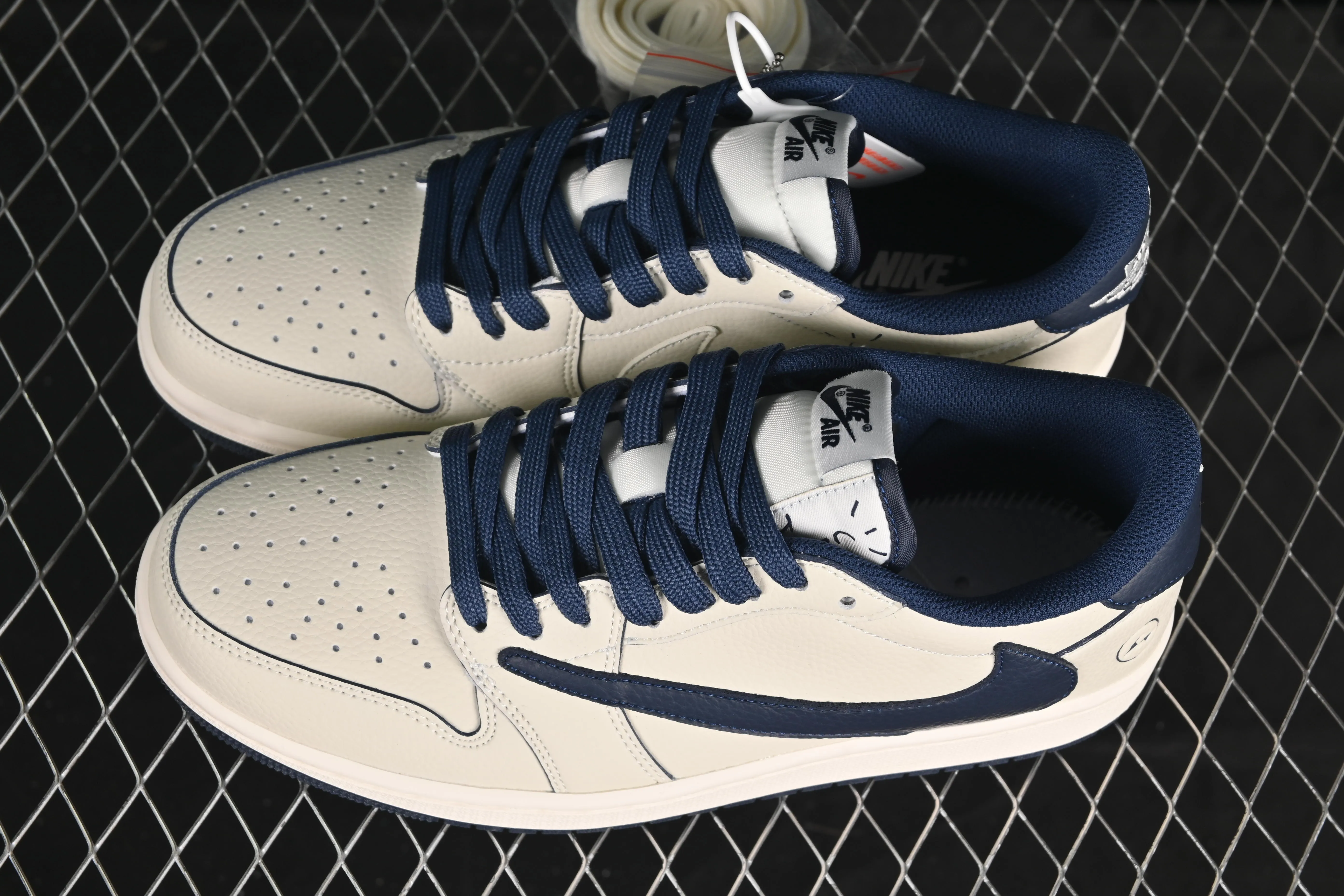 All categories Air Jordan Jordan series basketball shoes Air Jordan 1 Low high-end customized low-top sneakers Travis Scott x Fragment Design x Air Jordan 1 Low OG SP AJ1 Joe 1 Lightning joint low-top cultural casual sneakers LK1099-065